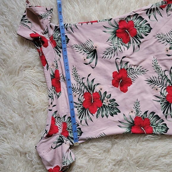 GUESS Tropical Floral Hibiscus Wide Neck Off Shoulder Cap Sleeve Top Pink - Picture 3 of 8